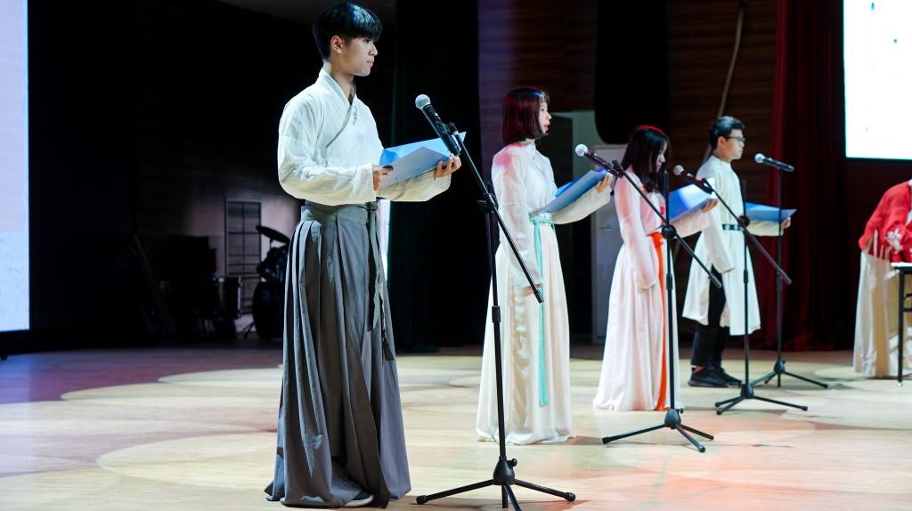 演讲.jpg 演讲.jpg