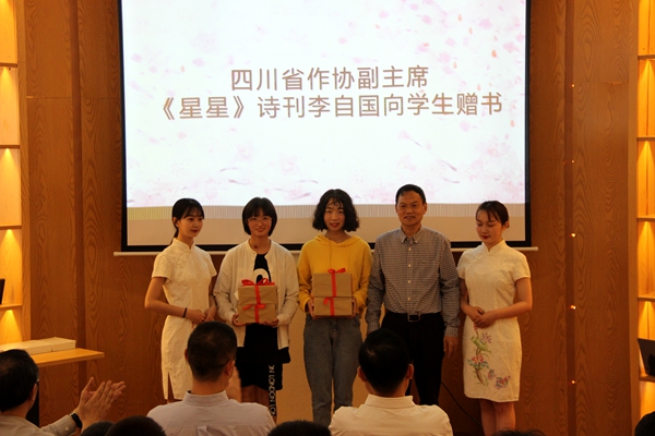 2019年4月28日“诗意年华”《2018中国青年诗人作品选》、《2018中国年度最佳散文诗选》新书首发会暨诗歌朗诵会 (4).JPG 2019年4月28日“诗意年华”《2018中国青年诗人作品选》、《2018中国年度最佳散文诗选》新书首发会暨诗歌朗诵会 (4).JPG